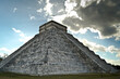 Piramide de Chichén Itzá con fondo de nubes en México