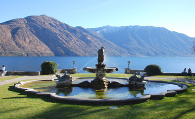 Wall Mural - La fontana del parco Teresio Olivelli nel comune di Tremezzina, sulle rive del Lago di Como.