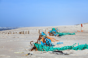 Wall Mural - Plastikmüll als Strandgut auf einem Strand der Nordsee