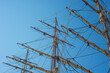 Schiffsmast eines Schiffes in Kopenhagen, Dänemark, mit blauem Himmel als Hintergrund.