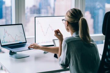 Fototapete - Woman using laptop in workplace