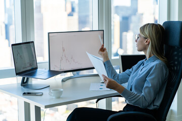Fototapete - Focused businesswoman working in modern equipped office