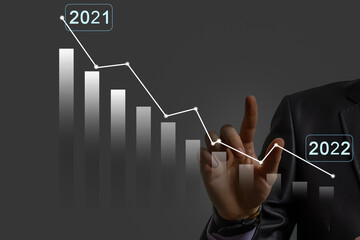 Aufkleber - Businessman's hand holds a stock graph display in a visual screen. It shows signs of falling stocks in 2021 with a chart indicator. Concepts of financial interest rates and mortgage rates.