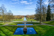Der historische Park mit Kanal und Statue am Tiergarten in Kleve