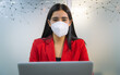 © Gener Vázquez - Retrato de mujer trabajando con mascarilla en computadora