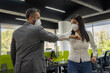 © Gener Vázquez - Compañeros de trabajo salundandose con codo distanciamiento social prevencion pandemia