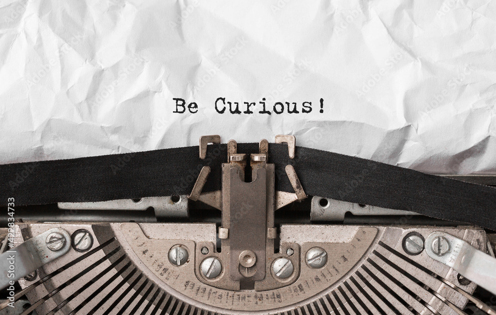 Text Be Curious typed on retro typewriter - obrazy, fototapety, plakaty 