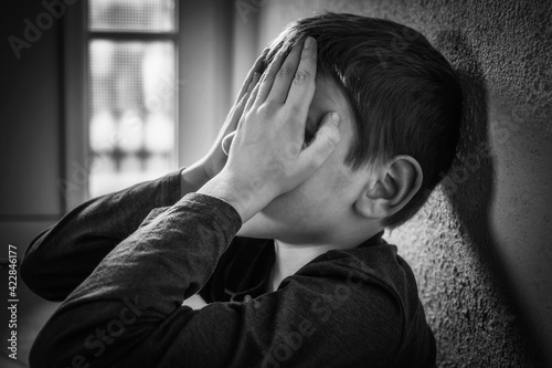Fototapete Dramatische Schwarz Weiß Aufnahme eines leidenden Kindes zum Thema psychischer Stress