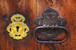 Antiker Türklopfer und Ornament Schlüsselloch 
