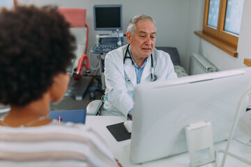 Wall Mural - Doctor giving advice to patient