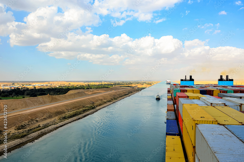 Container ship transiting through Suez Canal. - obrazy, fototapety, plakaty 