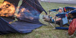 Ballonpilotin erhitzt die Luft im Inneren des noch liegenden blauen Heißluftballons mit den Flammen der Gasbrenner
