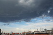 Czarna deszczowa chmura nadchodzi na miasto, Wrocław, Polska
