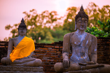 Background of old Buddha statues in Thai religious attractions in Ayutthaya Province, allowing tourists to study their history and take public photos.