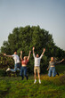© MiguelAngelJunquera - Grupo de amigos disfrutando de zona verde en primavera tomando selfies