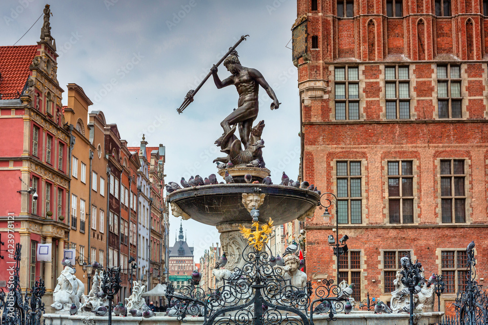 Fountain of the Neptune in old town of Gdansk, Poland - obrazy, fototapety, plakaty 