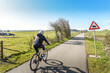 sport velo piste cyclable loisir sport cycliste vache agriculture paysage