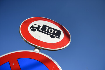 Canvas Print - route signalisation poid lourd transport transporteur camion  interdit