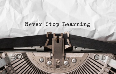 Aufkleber - Text Never Stop Learning typed on retro typewriter