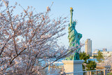 Fototapeta  - 【東京都】都市景観 お台場自由の女神像と桜