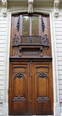 Poster - Porte en bois d’immeuble ancien à Paris