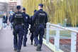 Policjanci na moście podczas patrolu rejonu służbowego. 