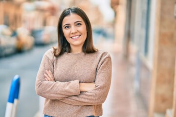 Poster - Young hispanic woman smiling happy standing at the city.