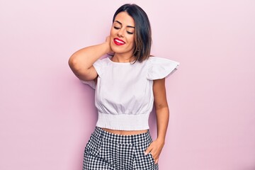 Wall Mural - Young beautiful brunette woman wearing casual clothes smiling happy and confident. Standing with smile on face over isolated pink background