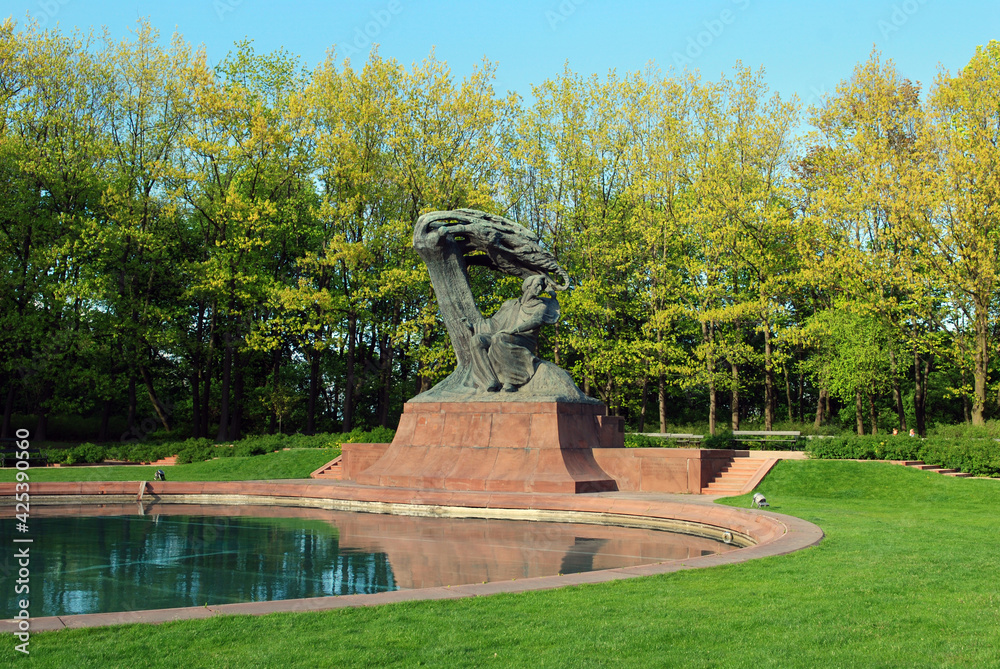 Fryderyk Chopin - pomnik w Łazienkach Królewskich w Warszawie - obrazy, fototapety, plakaty 