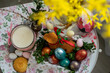 Wielkanocny baranek z baziami, perłowe jaja wielkanocne, wielkanocny koszyk, stół z forsycją