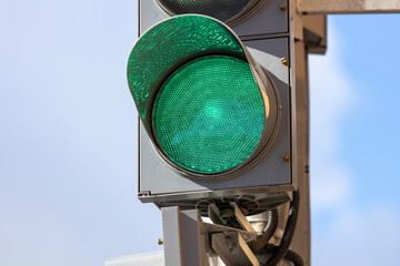 Aufkleber - green traffic light close-up against blue sky