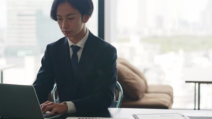 Aufkleber - パソコンを見ながら真剣な表情のビジネスマン　サークルショット　スローモーション