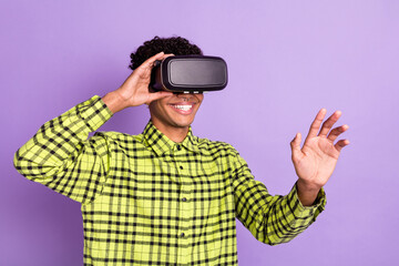 Poster - Photo portrait of guy wearing virtual reality glasses smiling in casual clothes isolated on pastel purple color background