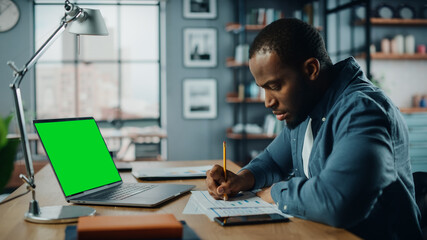 Aufkleber - African American Man Having an Online Video Lesson on Laptop Computer with Mock Up Green Screen in Living Room. Freelancer Working on His Skills or Student Doing Homework Over the Internet.