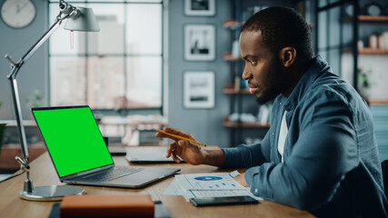 Aufkleber - African American Man Having an Online Video Lesson on Laptop Computer with Mock Up Green Screen in Living Room. Freelancer Working on His Skills or Student Doing Homework Over the Internet.