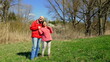 © globetrotter1 - verliebt lächelndes  Paar posiert vor ursprünglichem Biotop auf einer sonnigen Wiese im Frühling