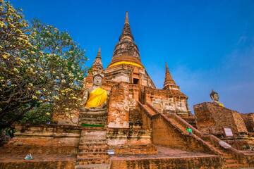 Background of old Buddha statues in Thai religious attractions in Ayutthaya Province, allowing tourists to study their history and take public photos.