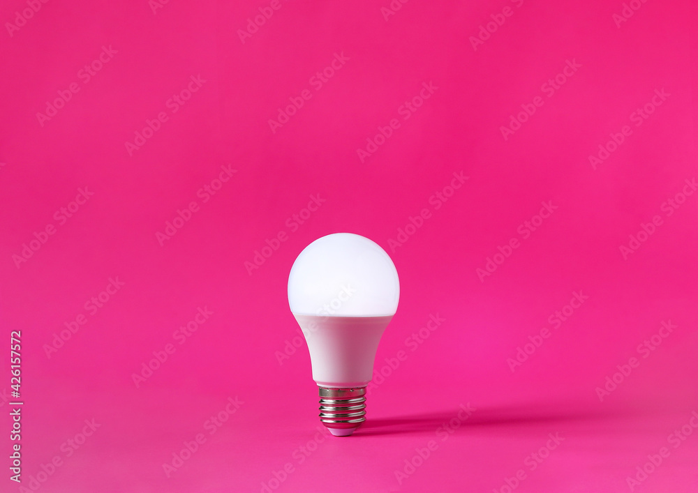 Glowing light bulb on magenta background. Discovery, invention, new idea concept. - obrazy, fototapety, plakaty 