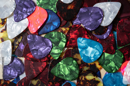 Obraz Dibond Colorful plastic guitar picks background.