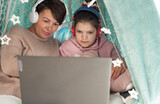 Fototapeta  - Dziecko z mamą podczas nauczania zdalnego, kwarantanna w domu, epidemia koronawirusa, praca zdalna z domu na laptopie, nauka zdalna na komputerze