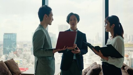 Poster - ミーティングするビジネスグループ　サークルショット　緩急　スピードランプ　タイムリマップ
