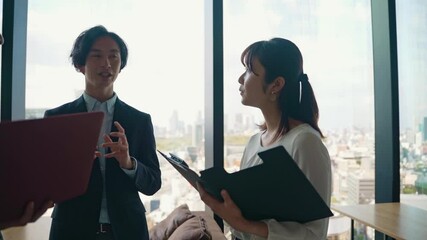 Poster - ミーティングするビジネスグループ　サークルショット　緩急　スピードランプ　タイムリマップ