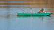 Angler in seinem Boot auf einem Baggersee
