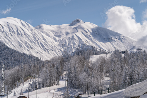 Obrazy Kaukaz  panoramiczny-widok-na-gory-kaukazu-w-osrodku-narciarskim-krasnaja-polana-soczi-rosja
