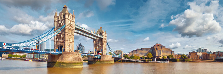 Fototapete - Tower Bridge in London on a bright sunny day, panoramic image