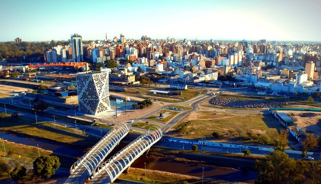 fotos aéreas tomadas desde un drone de la ciudad de córdoba capital, argentina.