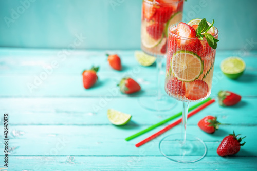 Obraz Dibond Strawberry lime fresh cocktail in a glass