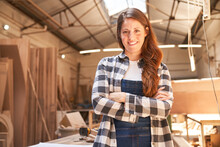 Woman Makes Craftsman Apprenticeship As A Carpenter