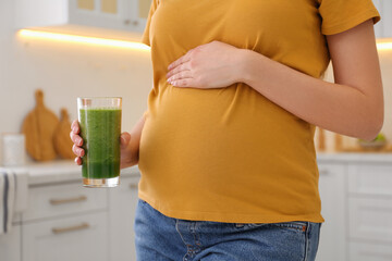 Canvas Print - Young pregnant woman with smoothie in kitchen, closeup. Healthy eating