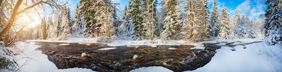 Aufkleber - Panorama of Beautiful winter river and forest